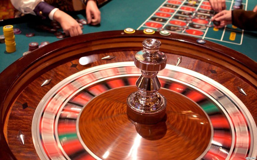 Tampilan dealer langsung Speed Roulette dengan roda roulette dan statistik permainan